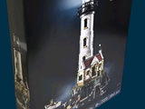 une boîte contenant un phare en Lego
