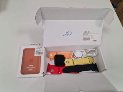 une boîte contenant un téléphone sur une table