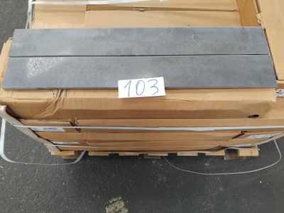 un chariot sur lequel sont posés de nombreux cartons