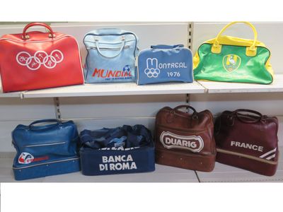 de nombreux sacs de différentes couleurs sur une étagère dans un magasin