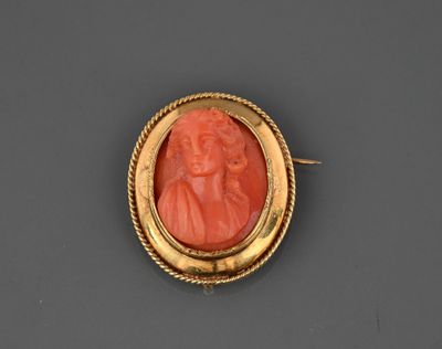 Broche porte montre en or jaune 18k ornée d'un camée sur cor…