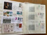 un livre avec un tas de timbres dessus