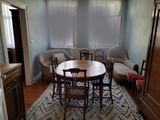 une table de salle à manger et des chaises dans un coin de la pièce