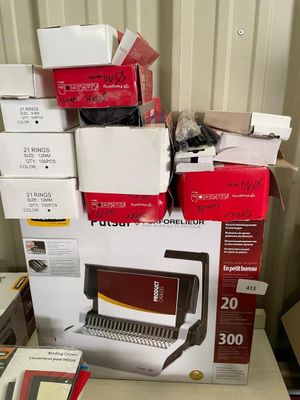 une pile de cartons posée sur une table dans une pièce