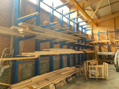 une pièce avec de nombreuses étagères et une camionnette à l'intérieur