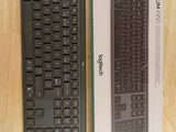 un clavier noir et une boîte blanche posés sur une table en bois