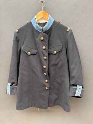 une photo d'un manteau militaire accroché à un mur