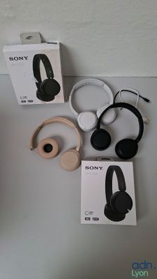 une boîte de casques audio et une paire de casques posés sur une table
