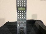 une télécommande posée sur une table à côté d'une autre télécommande