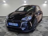 la voiture noire est garée sur un sol en damier dans le garage
