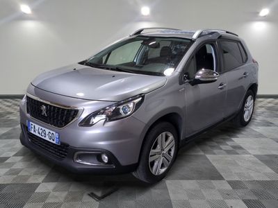 la voiture argentée est garée dans la pièce au sol en damier
