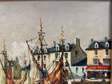 une peinture de bateaux dans un port avec des bâtiments à l'arrière-plan