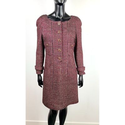 une robe de mannequin avec une veste en tweed rouge et noir