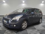 la voiture bleue est garée dans le garage sur le sol en damier