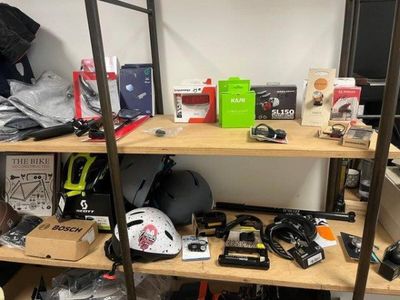 une étagère contenant divers objets dans une pièce
