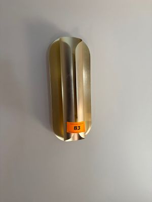 l'image d'un objet métallique sur un mur