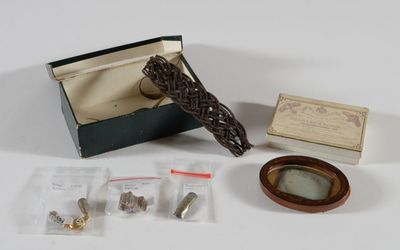 Pièces pour ouvrages en cheveux comprenant un médaillon vide…