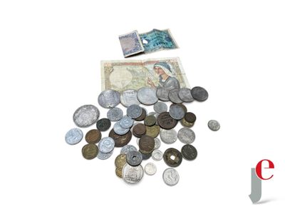une pile de pièces et un billet de banque posés sur une table