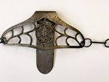 un couteau accroché au mur à l'aide d'une chaîne