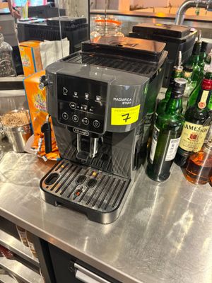 une machine à café posée sur un comptoir