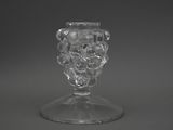 un vase en verre transparent orné d'une tête de lion