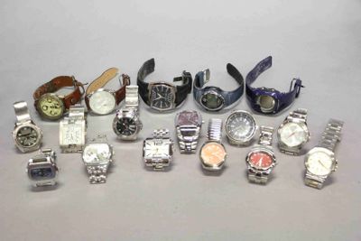 tout un tas de montres posées les unes à côté des autres sur la table