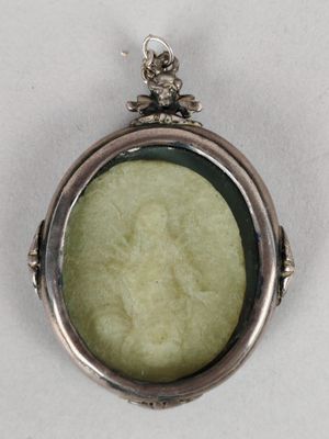 une image représentant un cadenas argenté dans lequel apparaît le visage d'une femme