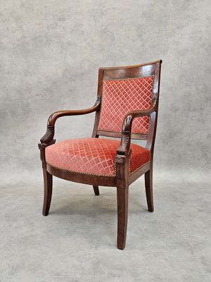 une image représentant une chaise dont l'assise est recouverte d'un tissu rouge
