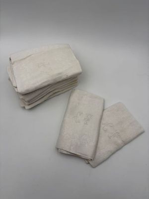 Réunion de onze serviettes en lin, chiffres brodés.