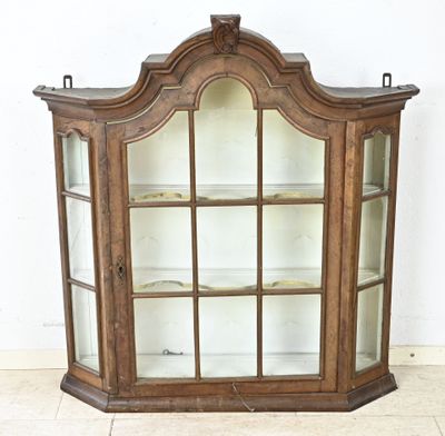 une vieille vitrine en bois avec des portes vitrées et des étagères