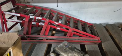 une photo d'une structure métallique rouge dans un entrepôt