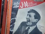 de nombreux magazines dans une boîte rouge posée sur la table