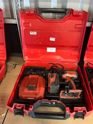 deux outils rouges dans un coffret rouge posé par terre