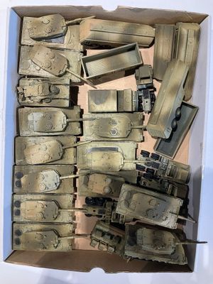 une boîte remplie d'objets militaires qui se trouvent dans la boîte