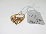 gros plan d'une bague en or portant une étiquette de prix