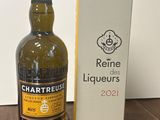 une bouteille de vin posée à côté d'une boîte sur une table en bois