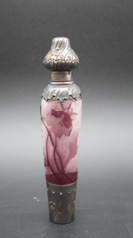 Flacon à eau de senteur en verre doublé à décor dégagé à l’acide,...