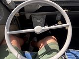 quelqu'un est assis au volant d'un vieux camion