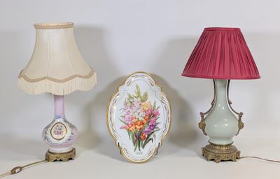 trois lampes posées sur une table