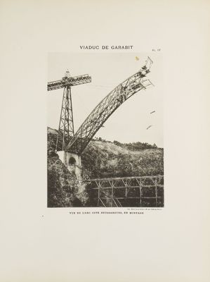 une vieille photo en noir et blanc d'un pont enjambant une rivière