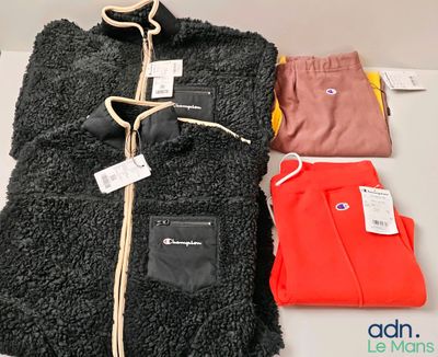 une pile de vêtements posée sur une table