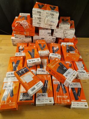 une pile de cartons orange posée sur une table en bois