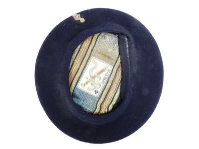 un petit chapeau bleu avec une étiquette dessus