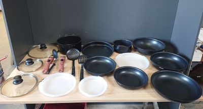 de nombreuses casseroles et poêles posées sur une table