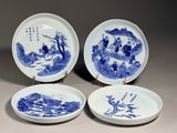 trois assiettes bleues et blanches à motifs posées sur une table