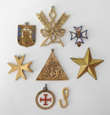 une image représentant une collection de médailles et d'autres objets posés sur une surface blanche