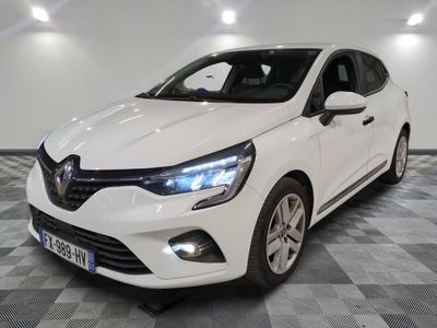 la voiture blanche est garée sur un sol en damier dans le garage