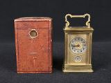 deux horloges miniatures posées l'une à côté de l'autre sur une table