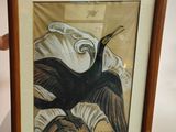 un homme qui tient une photo d'un oiseau