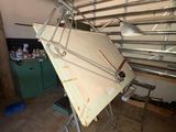 un gros morceau de bois posé sur une table